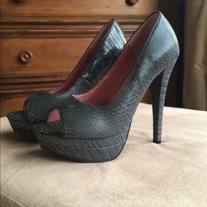 Gray Snakeskin Platform Pump